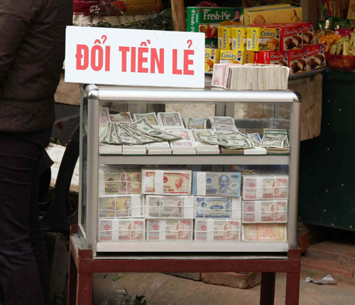 Kiểm tra, xử lý các cá nhân, tổ chức làm dịch vụ đổi tiền hưởng chênh lệch